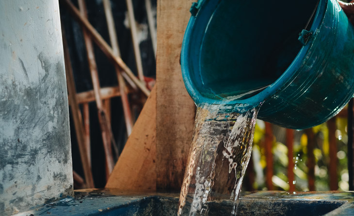 Baldes com água reutilizada para regar plantas