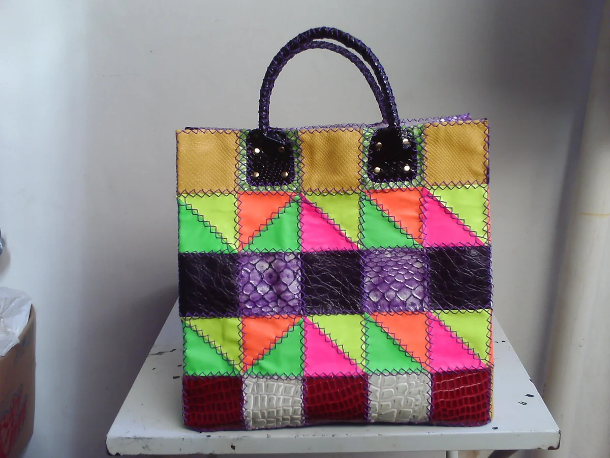 Vários produtos feitos com retalhos expostos em banca