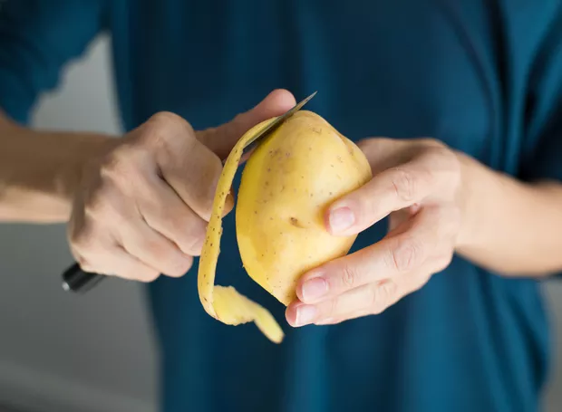 Cozinha comercial com chefs preparando refeições