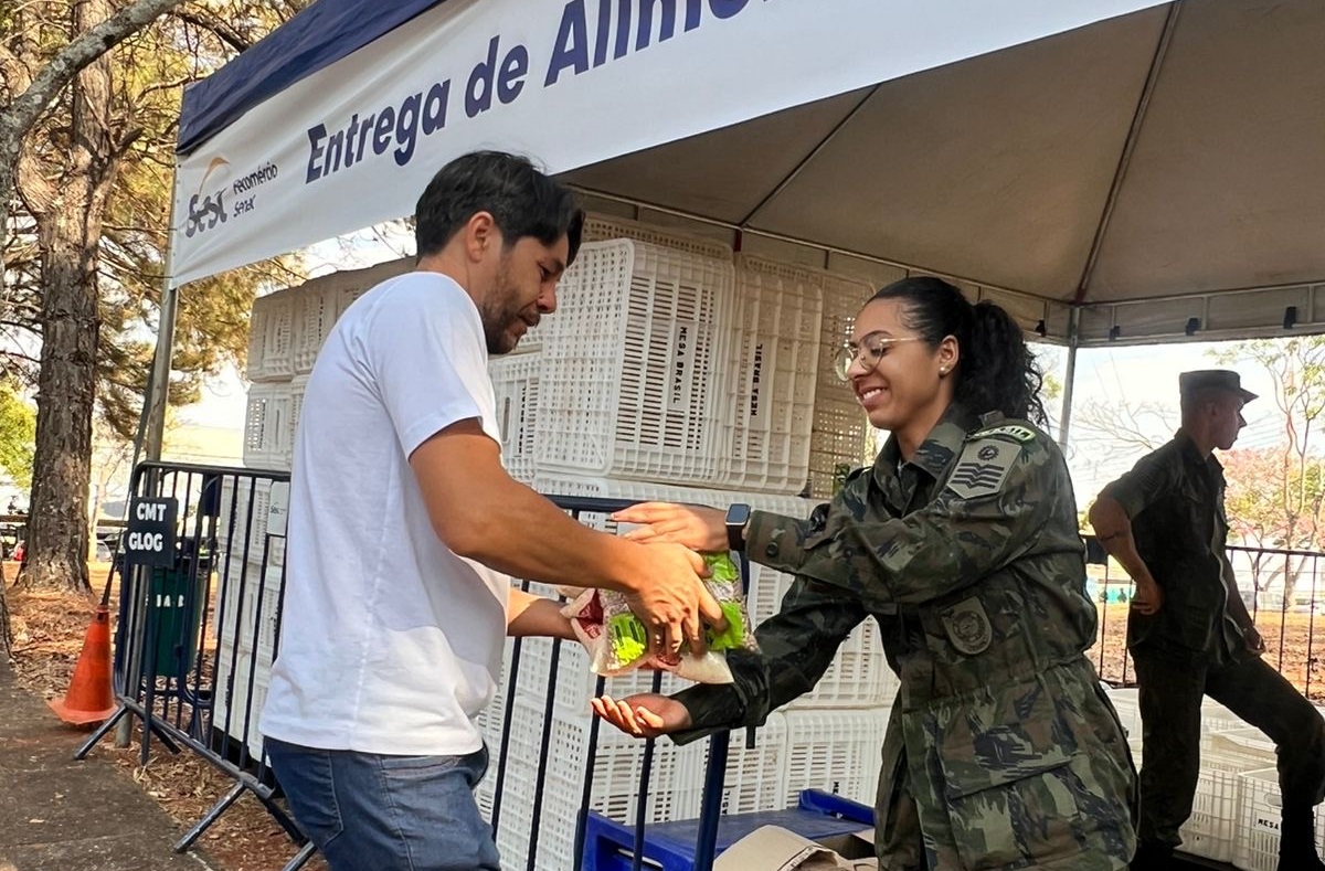 Voluntários doando alimentos