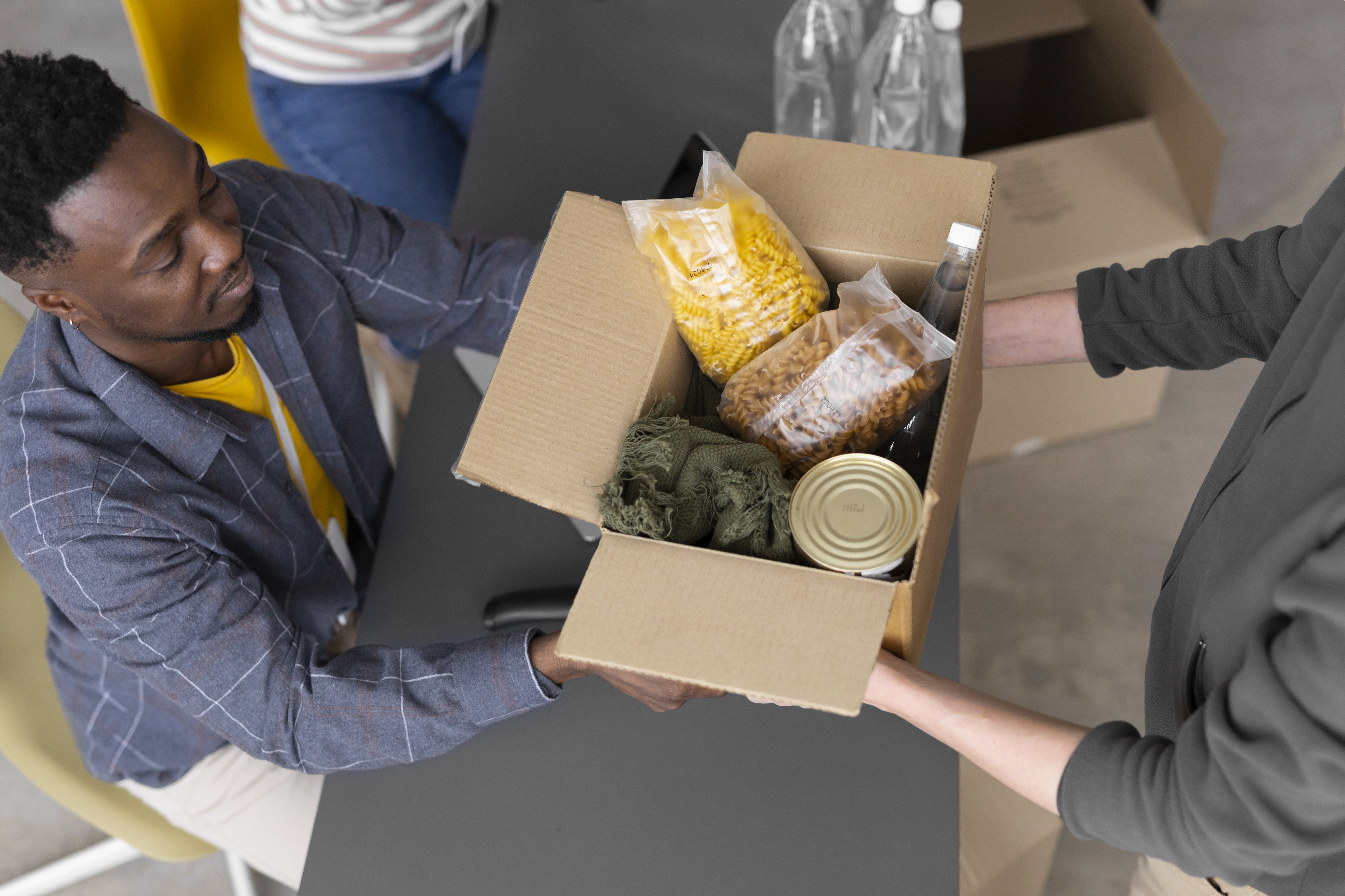 Embalagens sendo entregue