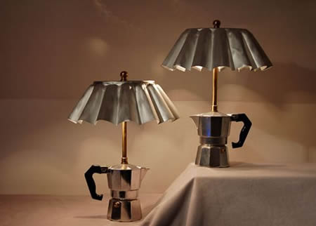 Luminária feita com cafeteira metálica reaproveitada
