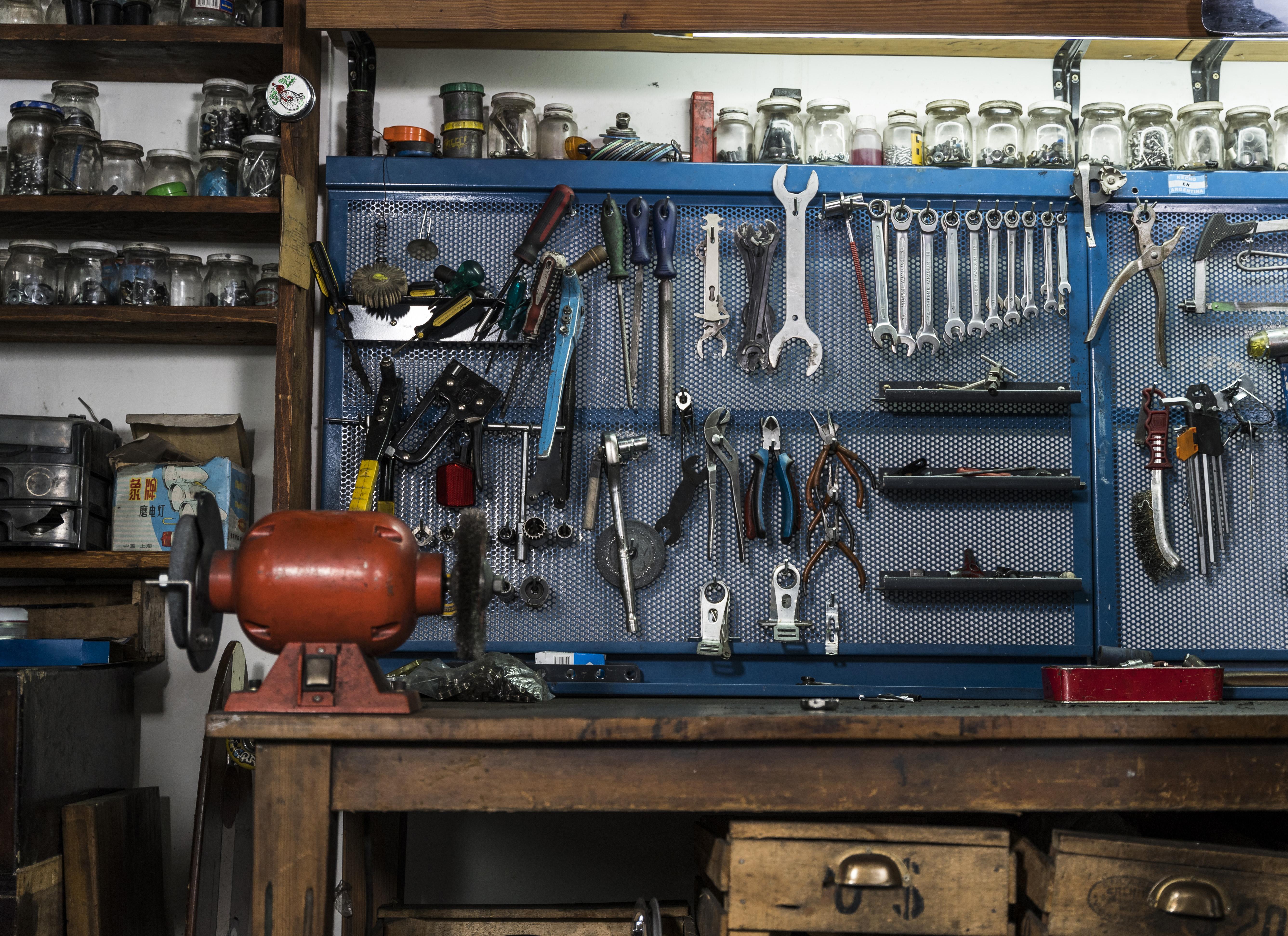 Bancada organizada com ferramentas