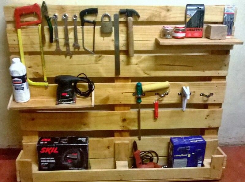 Painel perfurado com ferramentas organizadas