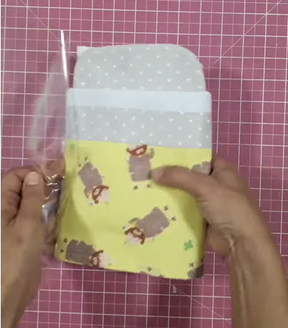 Funcionária embalando retalhos